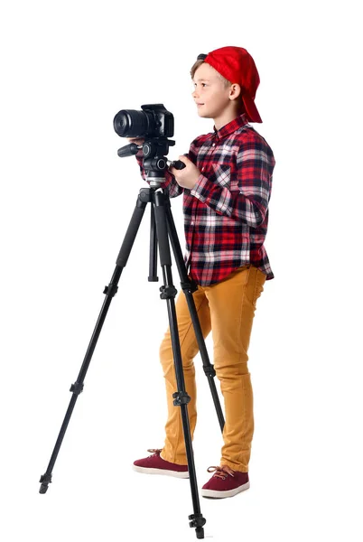Χαριτωμένο μικρό φωτογράφο με επαγγελματική φωτογραφική μηχανή σε λευκό φόντο — Φωτογραφία Αρχείου