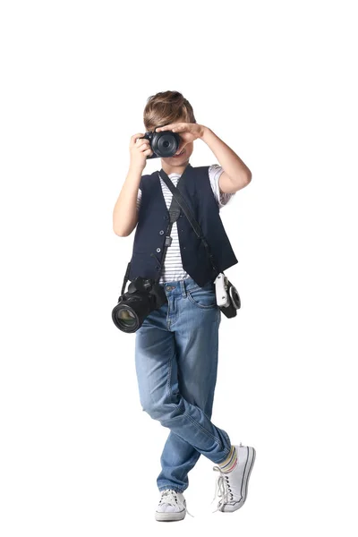 Schattige kleine fotograaf met professionele camera's op witte achtergrond — Stockfoto
