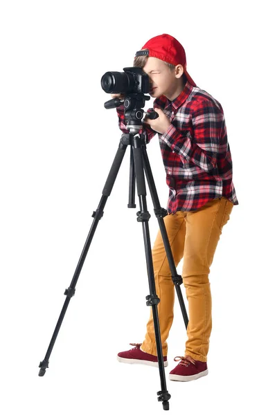 Carino piccolo fotografo con fotocamera professionale su sfondo bianco — Foto Stock