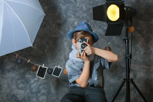 Fotógrafo bonito com câmera em estúdio profissional — Fotografia de Stock