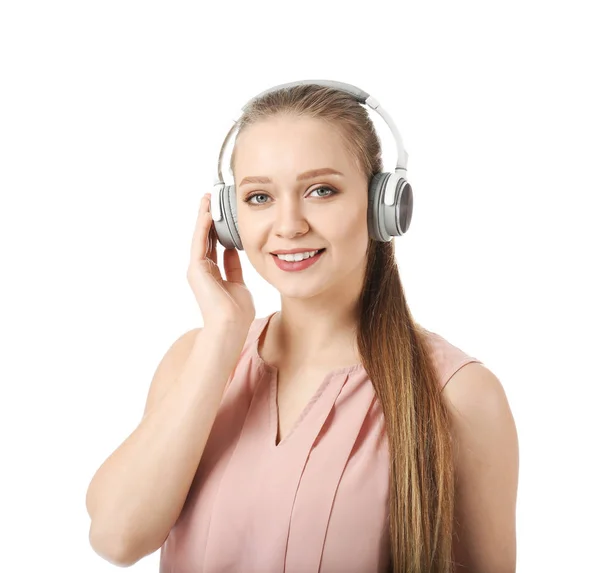 Belle jeune femme écoutant de la musique sur fond blanc — Photo