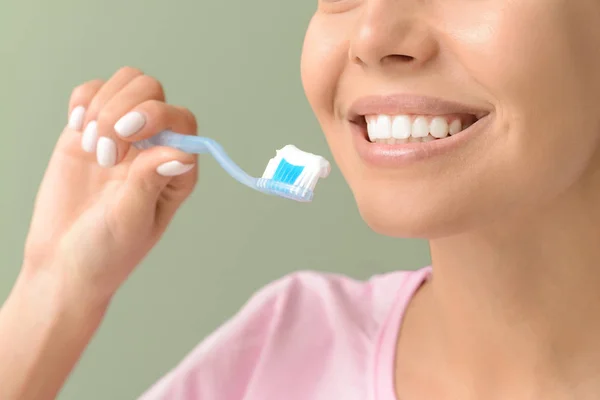 Woman with toothbrush on color background, closeup. Concept of dental hygiene — Stock Photo, Image