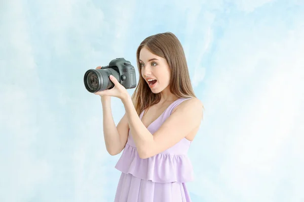 Geschokt vrouwelijke fotograaf op kleur achtergrond — Stockfoto