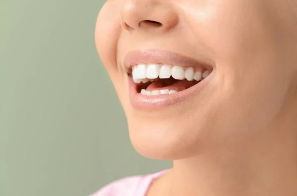 Woman with healthy teeth on color background, closeup — Stock Photo, Image