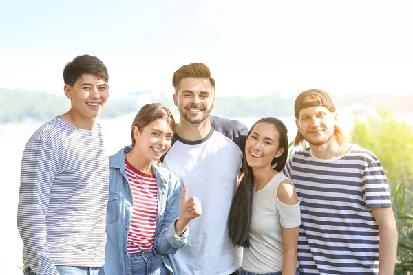 Amigos felices en el parque en el día de verano — Foto de Stock