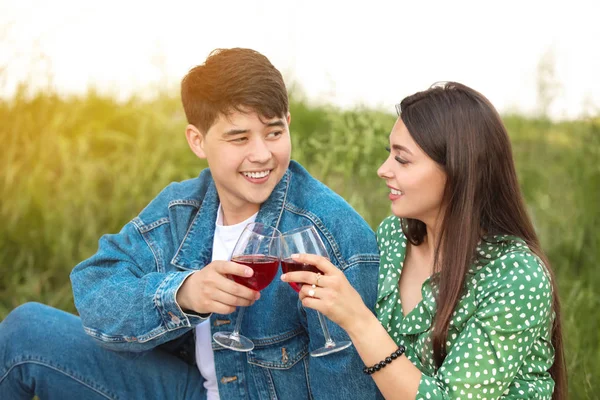 Jeune couple boire du vin sur le pique-nique dans le parc — Photo