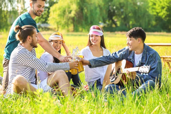 Parkta piknik üzerinde mutlu arkadaşlar