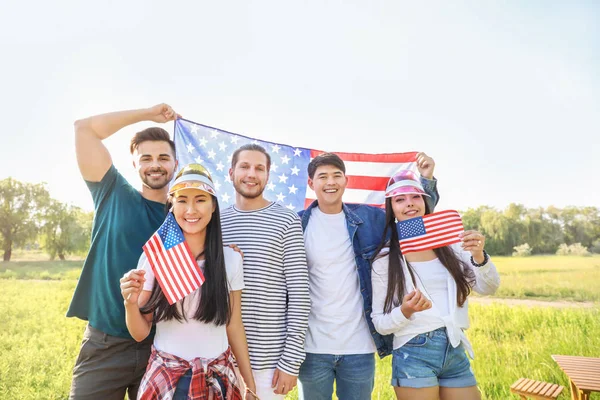 Jóvenes con banderas de Estados Unidos al aire libre. Fiesta del Día de la Independencia — Foto de Stock