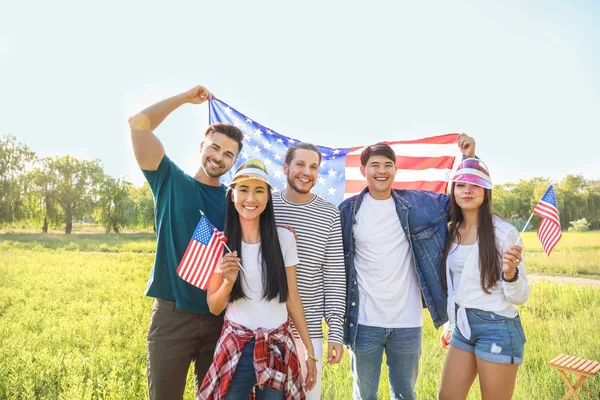 Jovens com bandeiras dos EUA ao ar livre. Celebração do dia da independência — Fotografia de Stock