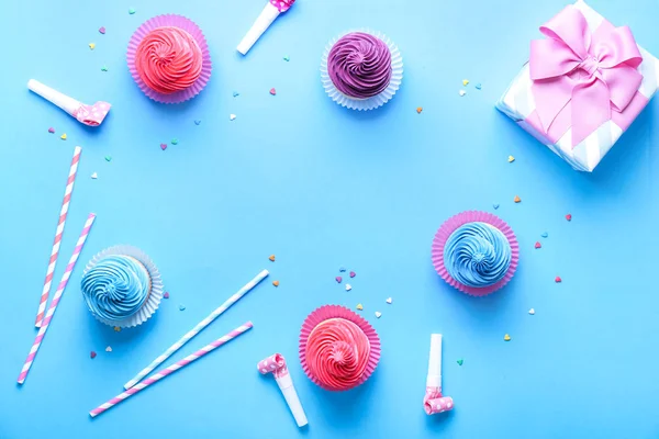 Quadro feito de cupcakes de aniversário no fundo de cor — Fotografia de Stock
