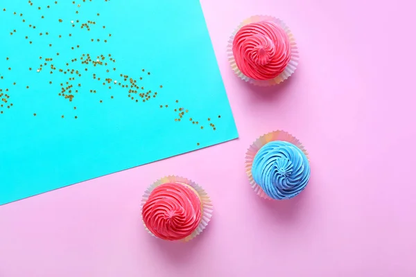 Sweet tasty cupcakes on color background — Stock Photo, Image