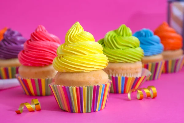 Сладкие вкусные кексы на цветном фоне — стоковое фото