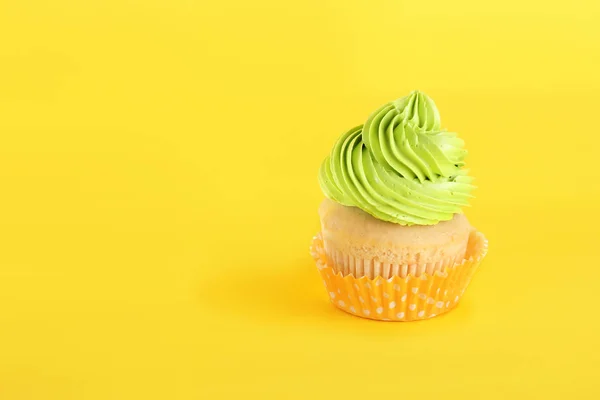 Süße leckere Cupcake auf farbigem Hintergrund — Stockfoto