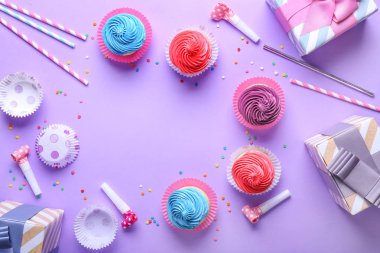 Çerçeve renkli arka plan doğum günü cupcakes yapılmış