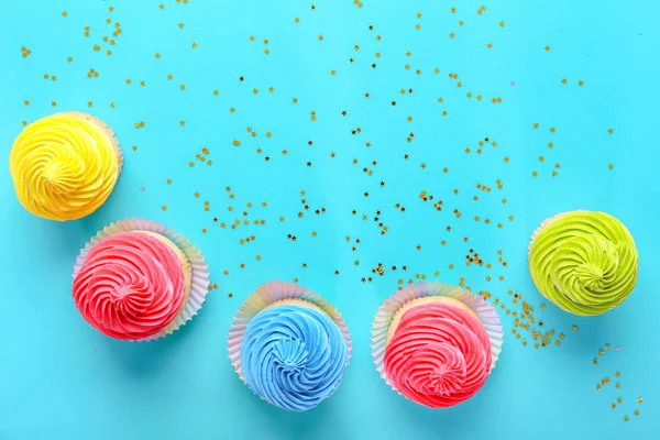 Сладкие вкусные кексы на цветном фоне — стоковое фото