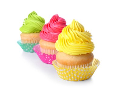 Beyaz arka planda tatlı lezzetli cupcakes