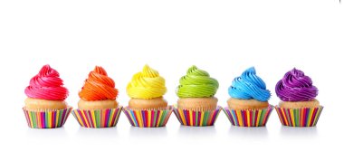 Beyaz arka planda tatlı lezzetli cupcakes