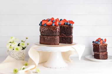 Beyaz masada lezzetli çikolatalı kek ile stand