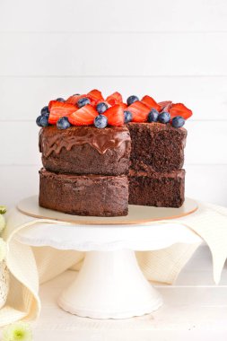 Beyaz masada lezzetli çikolatalı kek ile stand