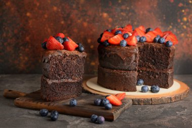 Gri masada lezzetli çikolatalı kek