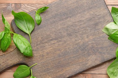 Ahşap tahta masada taze fesleğen ile