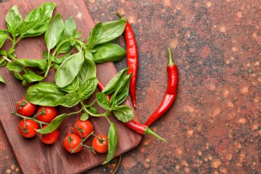Renkli arka planda taze fesleğen ve sebze ile Ahşap tahta