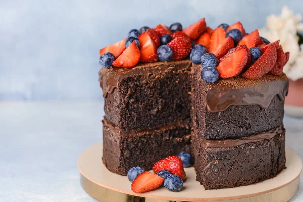 Leckere Schokoladenkuchen auf farbigem Hintergrund — Stockfoto