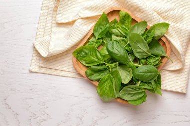 Beyaz masada taze fesleğen ile Tabak