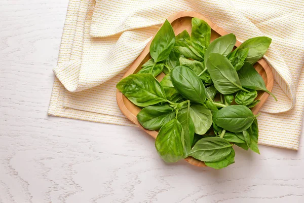 Piatto con basilico fresco sul tavolo bianco — Foto Stock