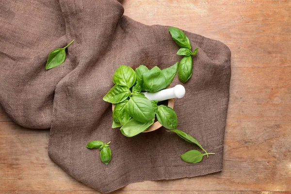 Ahşap masa üzerinde taze fesleğen ile Harç