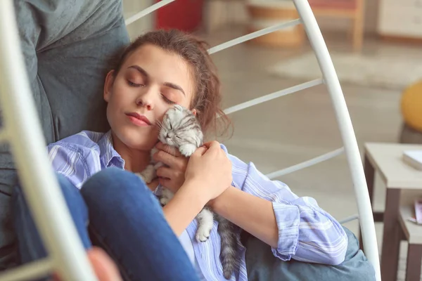 Mulher bonita com gatinho bonito em casa — Fotografia de Stock