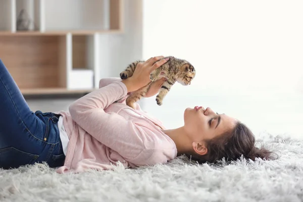 Hermosa mujer joven con lindo gatito en casa — Foto de Stock