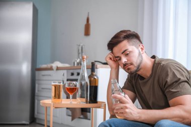 Evde alkol içme bira bağımlılığı olan genç adam