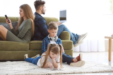 Aile evde cihazlar ile modern teknolojilere bağımlı