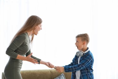 Anne evde modern teknolojilere bağımlılığı olan oğlundan cep telefonu alıyor