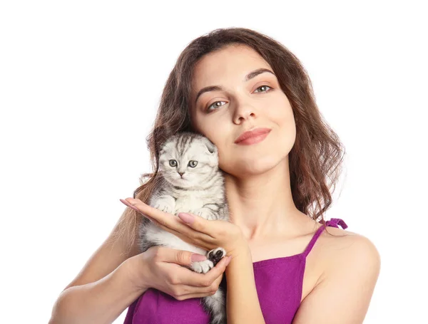 Красивая молодая женщина с милым котенком на белом фоне — стоковое фото