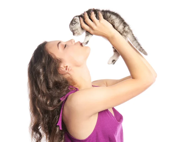 Schöne junge Frau mit niedlichen kleinen Kätzchen auf weißem Hintergrund — Stockfoto