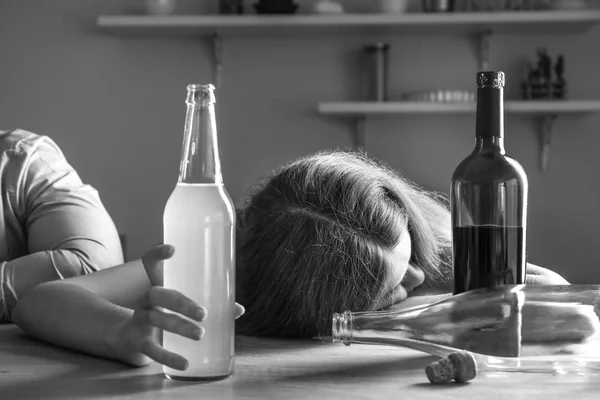 Ungt par med avhengighet av alkohol avslappende hjemme – stockfoto