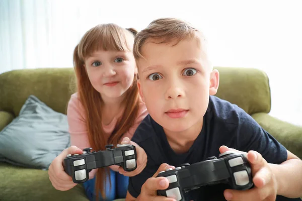 Crianças pequenas com vício em jogos de vídeo em casa — Fotografia de Stock