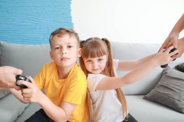 Evde video oyunları bağımlılığı olan çocuklardan joypads almaya çalışan ebeveynler