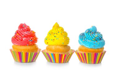 Beyaz arka planda tatlı lezzetli cupcakes