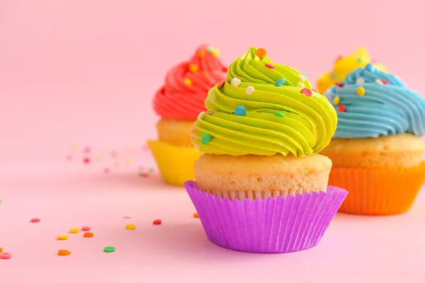 Süße leckere Cupcake auf farbigem Hintergrund — Stockfoto