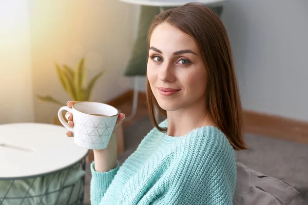 Mulher bonita bebendo chá em casa — Fotografia de Stock