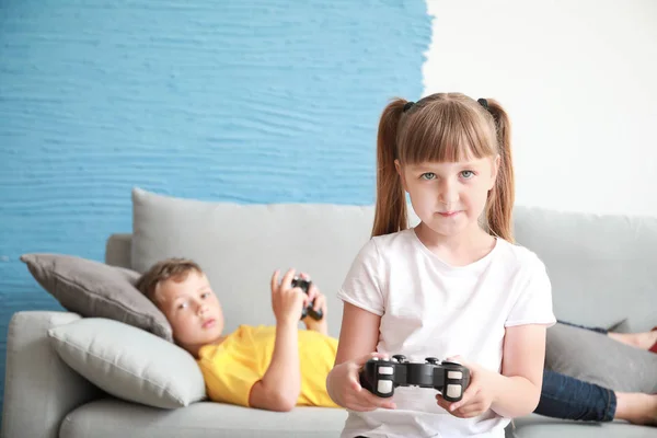집에서 쉬고 비디오 게임에 중독된 어린 아이들 — 스톡 사진