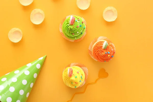 Sweet tasty Birthday cupcakes on color background — Stock Photo, Image