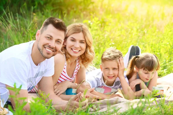 Famiglia felice sul picnic estivo nel parco — Foto Stock