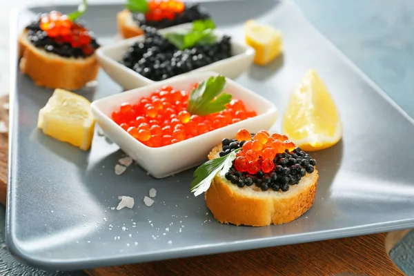 Caviar noir et rouge sur plaque, gros plan — Photo