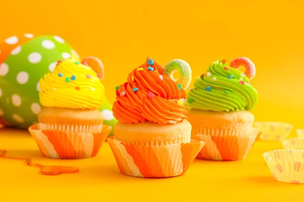 Doces saborosos cupcakes de aniversário no fundo de cor — Fotografia de Stock