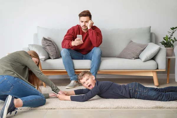 Mãe tentando tomar o computador de pastilha do filho com a inclinação a tecnologias modernas — Fotografia de Stock