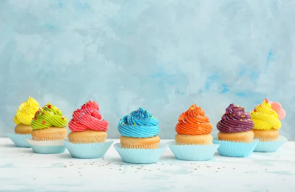 Doces cupcakes saborosos na mesa leve — Fotografia de Stock